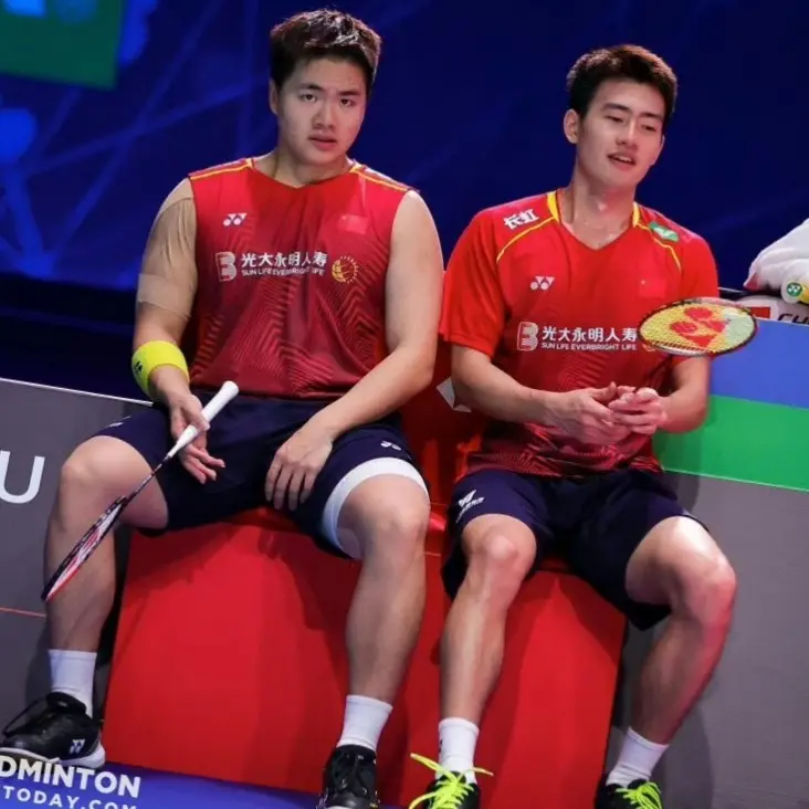 沙西丽新奥, 翁泓阳, 静待因达农